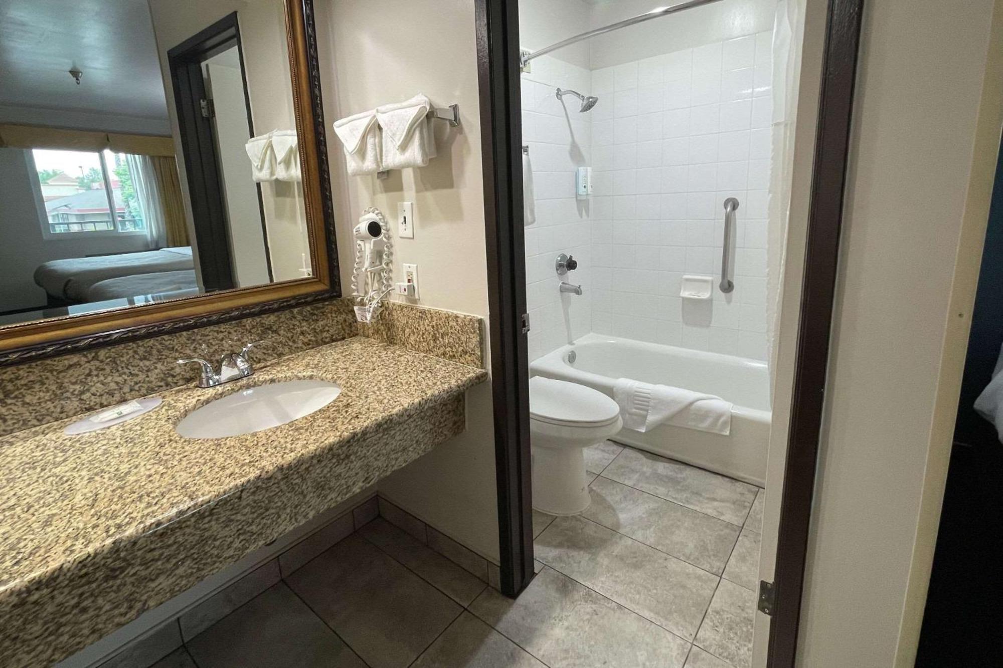 Quality Inn Ontario Airport Convention Center Exterior foto